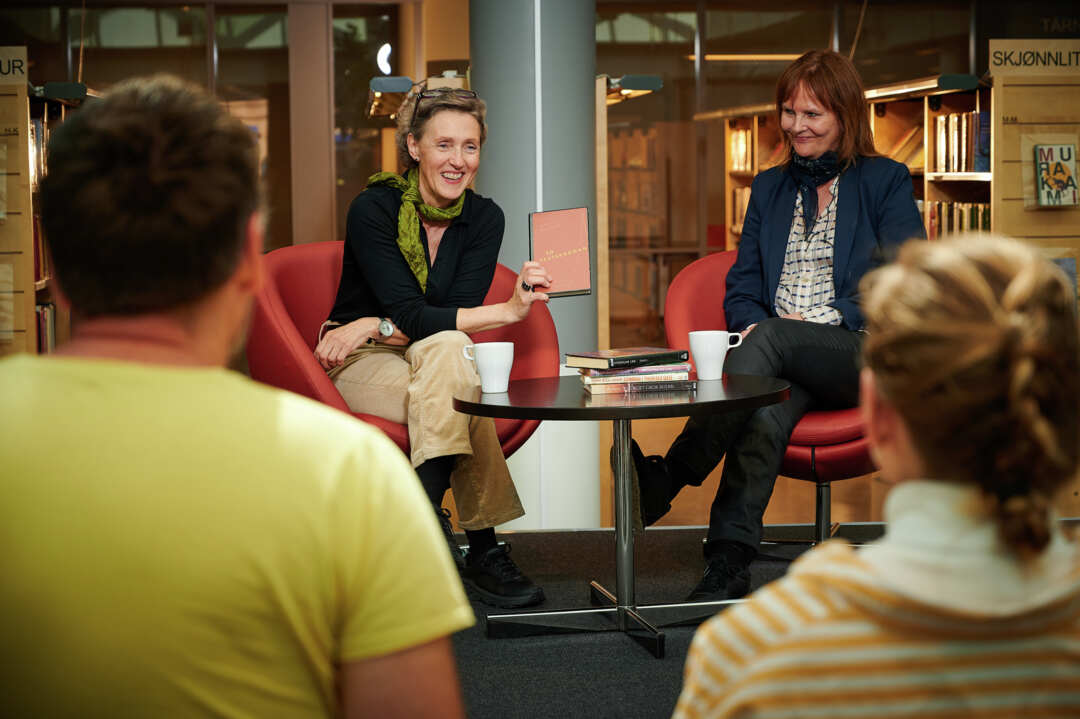 Bilde: Bibliotekar som snakker med publikum foto: Christian Wangberg/Lillestrøm kommune