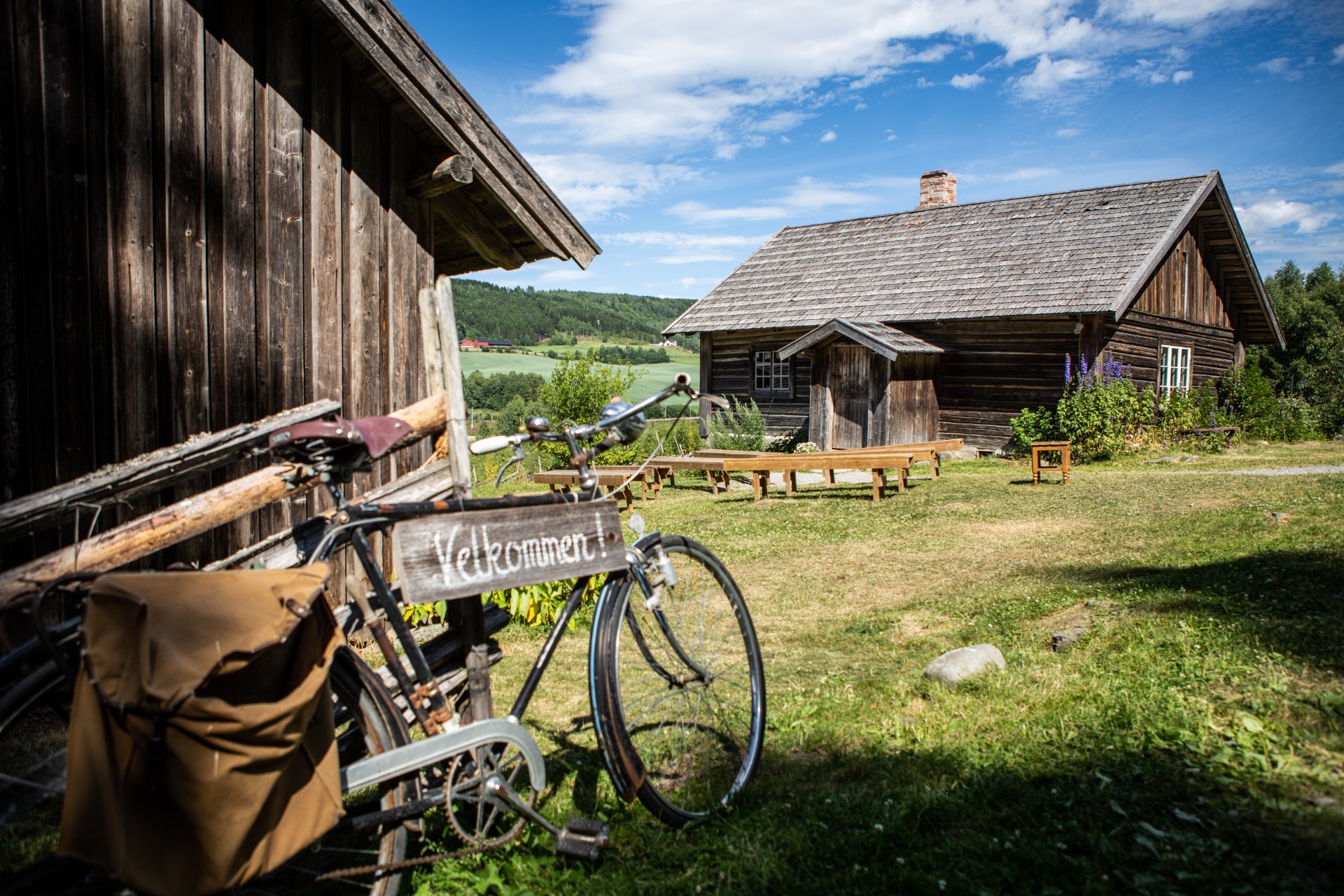 Bilde: Bilde av Prøysenhuset, med en sykkel foran og et skilt som det står velkommen på.