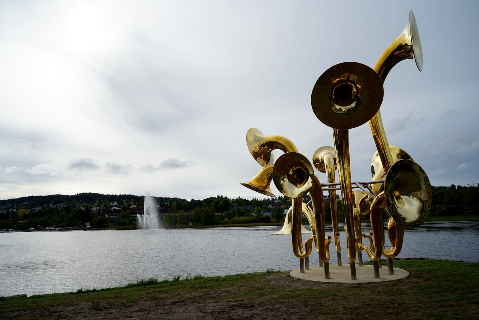 Bilde: Skulpturen Lyden av Lillestrøm ved Nitelva. Foto av Kjell Arne Jørgensen / Lillestrøm kommune.